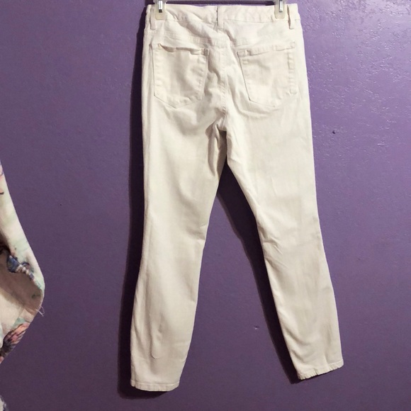 Woman’s white Nine West ankle jeans - Picture 2 of 3